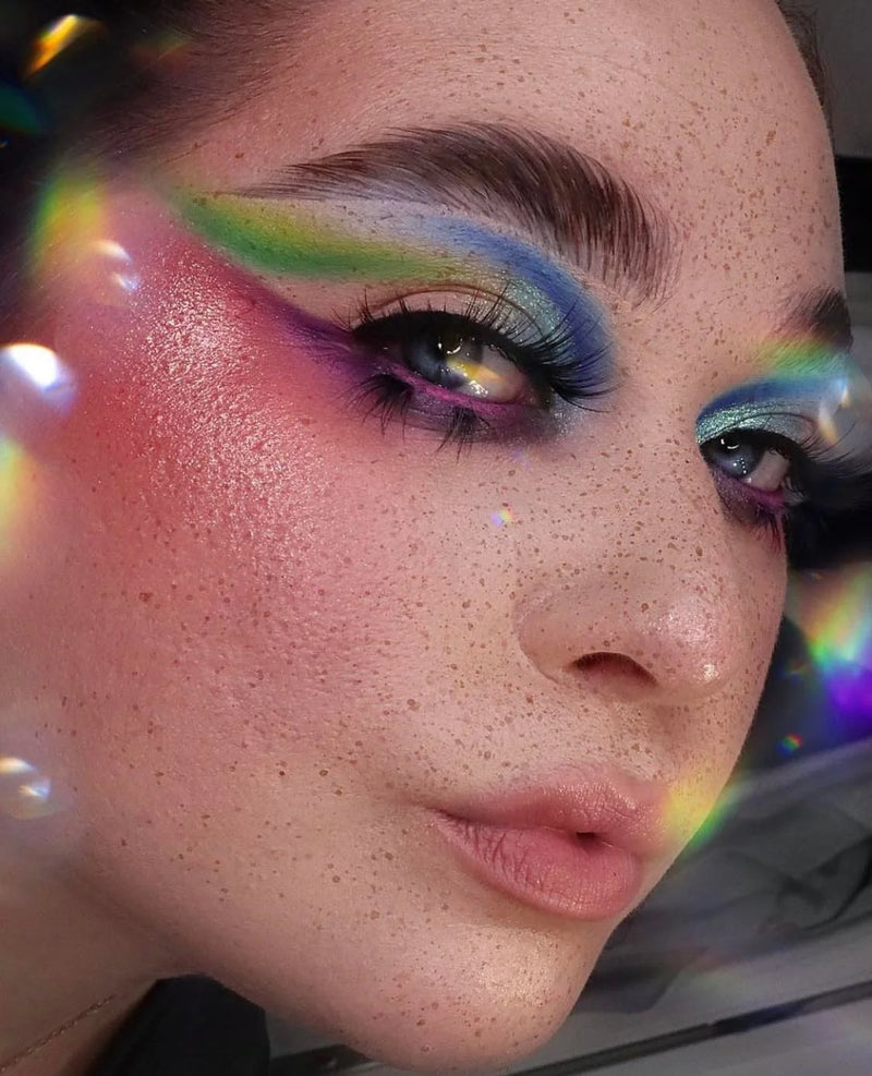 Une palette idéale pour réaliser des maquillages colorés. Les fards à paupières ont une forte concentration en pigment pour un rendu spectaculaire.